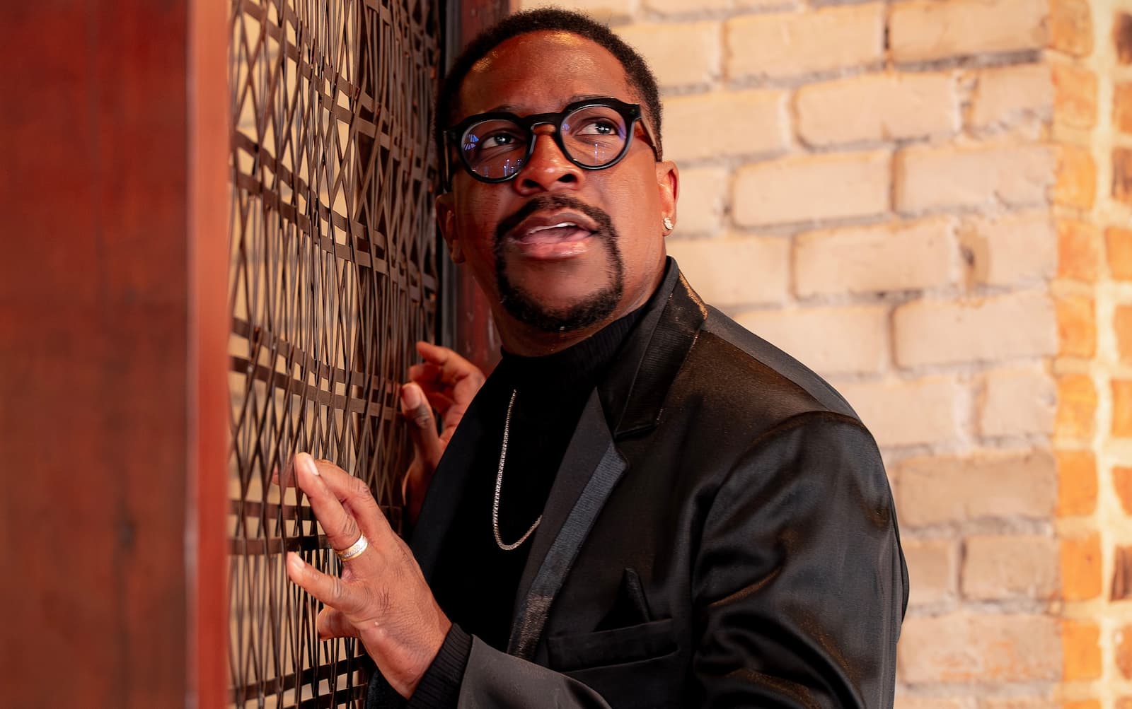 “ACREDITO QUE ESSA É UMA CONSEQUÊNCIA DA MINHA MATURIDADE”, DIZ MUMUZINHO SOBRE A CANÇÃO “CORAÇÃO DE PEDRA”