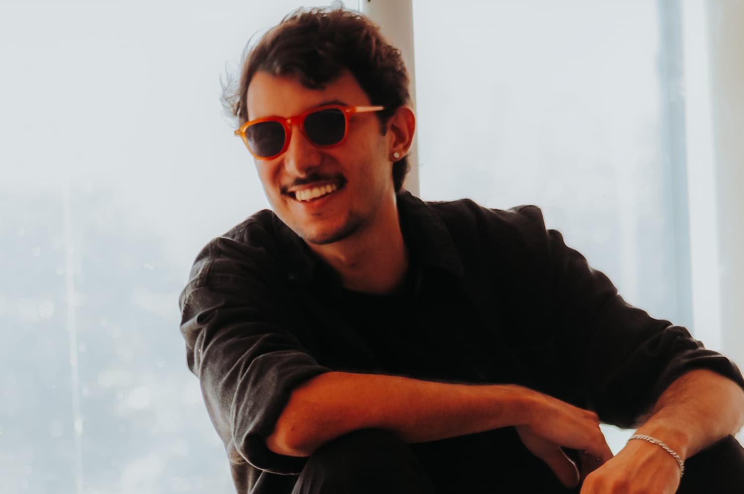 RELVAS CELEBRA AS CONEXÕES INTENSAS E A VONTADE DE FAZER O AMOR ACONTECER NO SINGLE “AONDE VOCÊ MORA”