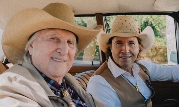 SÉRGIO REIS E ZÉ AMARO CONECTAM A MÚSICA ÀS SUAS REFERÊNCIAS CULTURAIS NO CLIPE DE “CASINHA BRANCA”