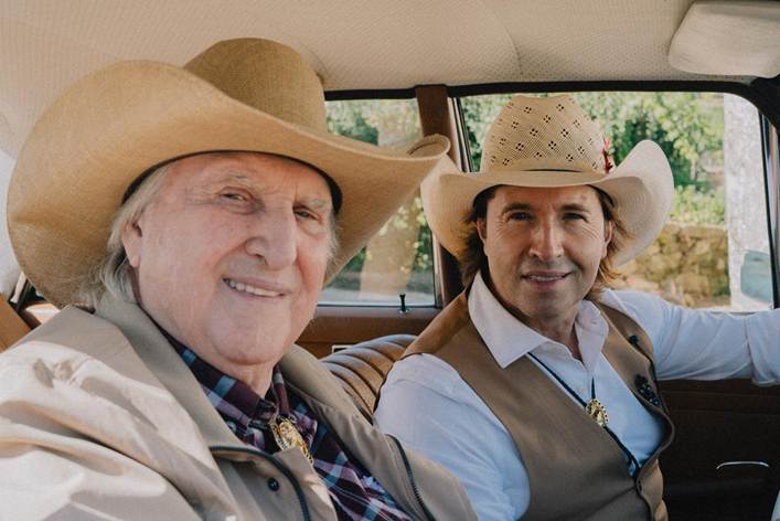 SÉRGIO REIS E ZÉ AMARO CONECTAM A MÚSICA ÀS SUAS REFERÊNCIAS CULTURAIS NO CLIPE DE “CASINHA BRANCA”