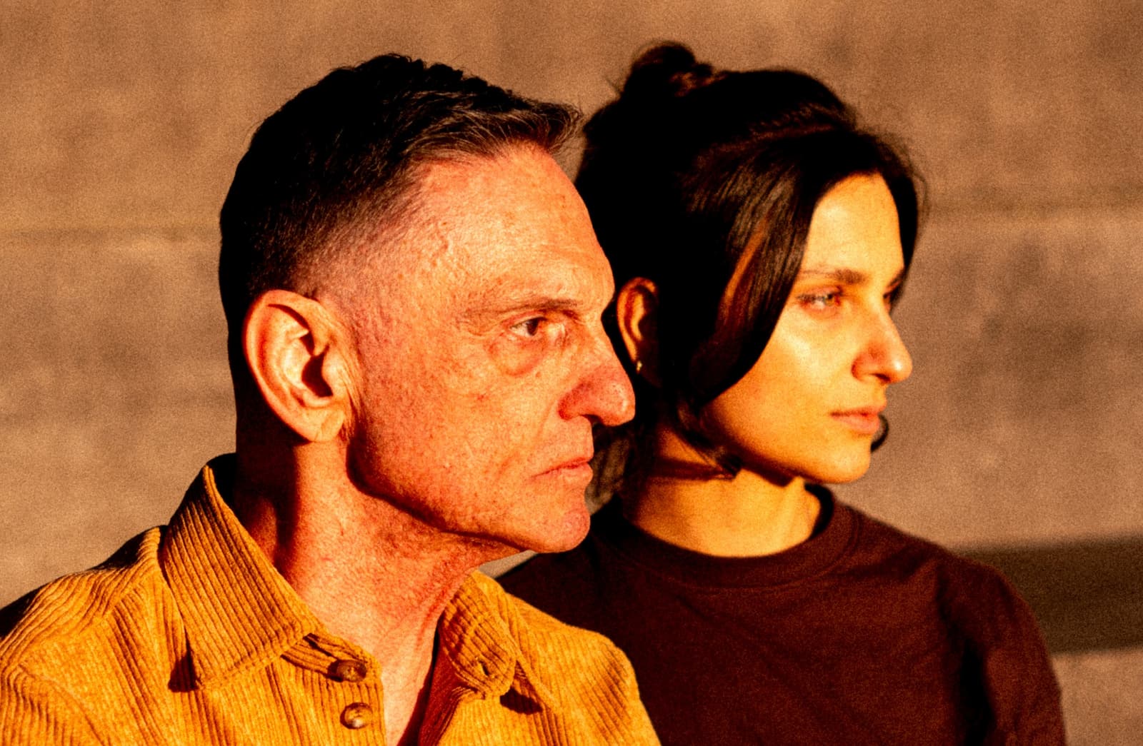 PAULO MIKLOS E PAPISA MERGULHAM NO ROCK ALTERNATIVO E NUMA BALADA MODERNA EM SINGLE DUPLO