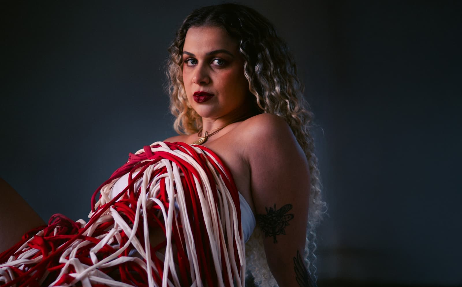 “É UM REFRESCO POP AUTÊNTICO E ATUAL”, DEFINE CALI SOBRE “TRAMA”, SEU PRIMEIRO ÁLBUM DA CARREIRA