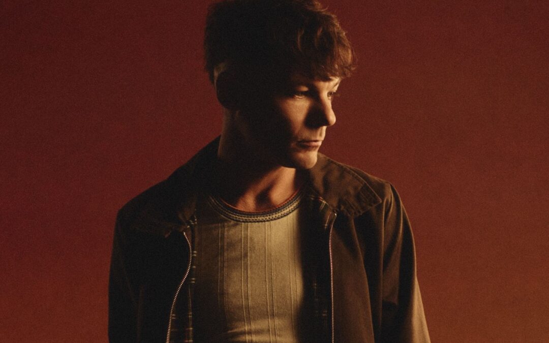 LOUIS TOMLINSON DEMONSTRA MAIOR MATURIDADE CRIATIVA E LIBERDADE ARTÍSTICA NO ÁLBUM “HOW DID I GET HERE?”