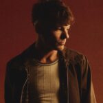 LOUIS TOMLINSON DEMONSTRA MAIOR MATURIDADE CRIATIVA E LIBERDADE ARTÍSTICA NO ÁLBUM “HOW DID I GET HERE?”