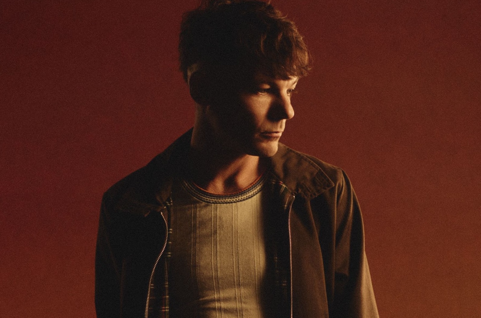 LOUIS TOMLINSON DEMONSTRA MAIOR MATURIDADE CRIATIVA E LIBERDADE ARTÍSTICA NO ÁLBUM “HOW DID I GET HERE?”