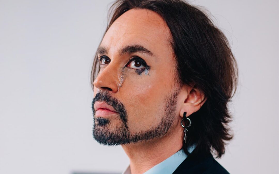 JOHNNY HOOKER REVISITA FAKE NEWS SOBRE SUA MORTE NO CLIPE DO SINGLE “QUEREM ME VER HUMILHADA”