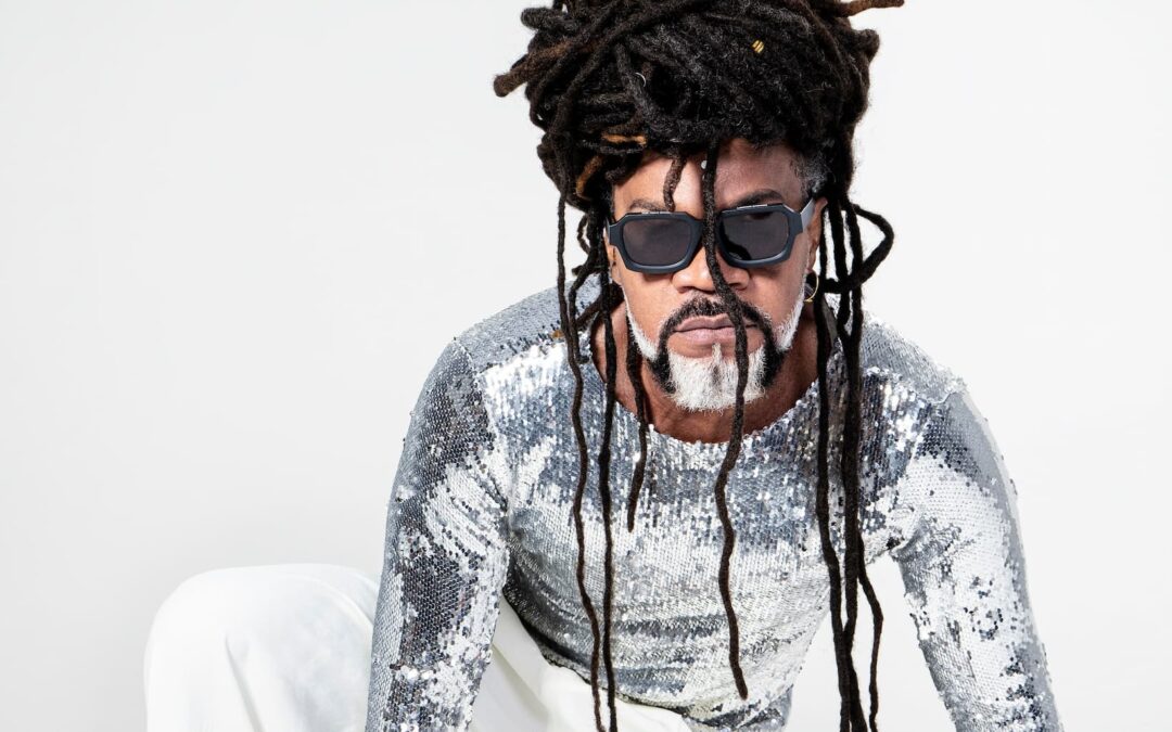 CARLINHOS BROWN REVISITA ALGUNS SUCESSOS DE SUA CARREIRA COM O ÁLBUM “ELETROCARNABROWN” PARCERIA COM DEEPLICK