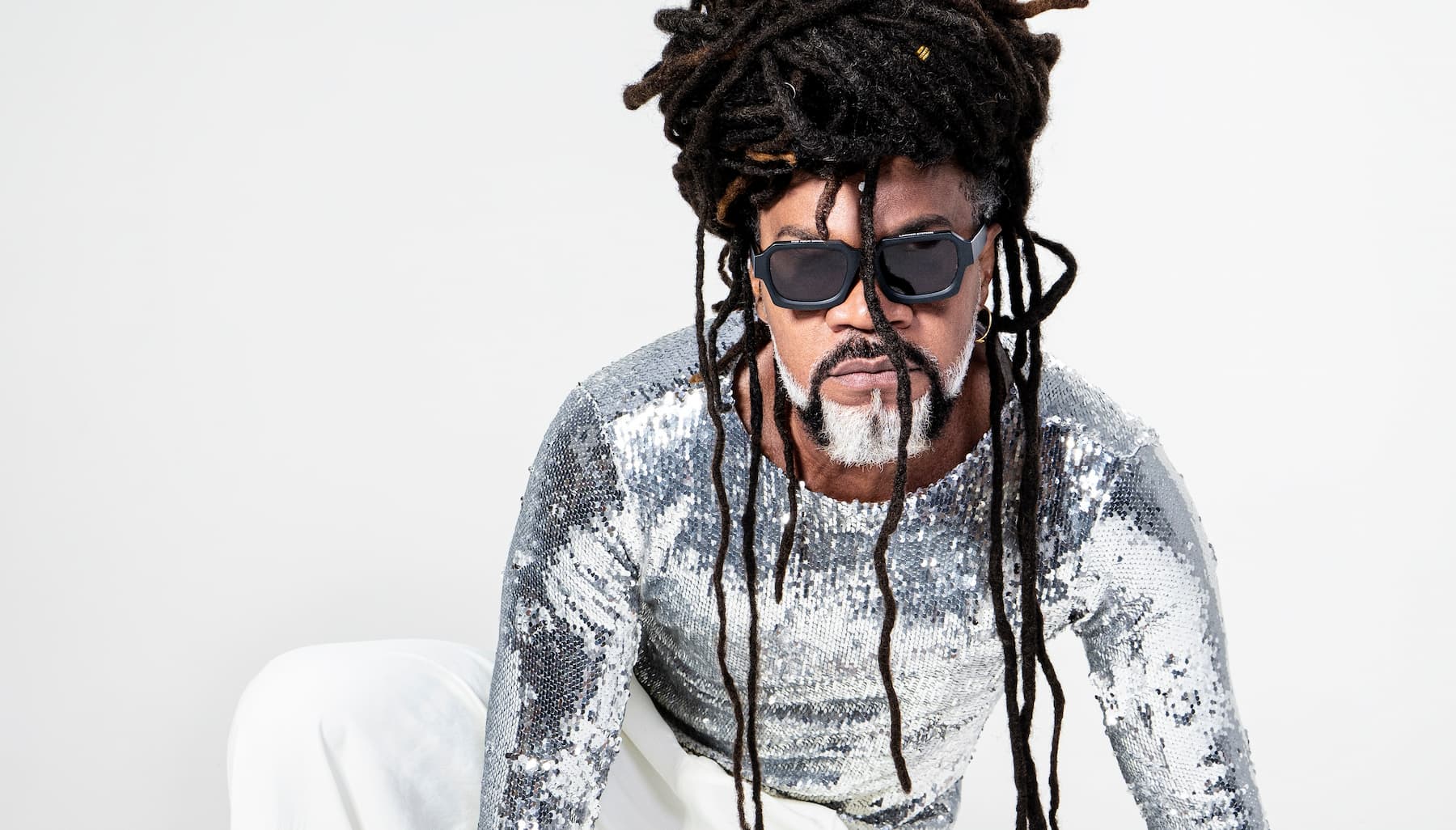 CARLINHOS BROWN REVISITA ALGUNS SUCESSOS DE SUA CARREIRA COM O ÁLBUM “ELETROCARNABROWN” PARCERIA COM DEEPLICK