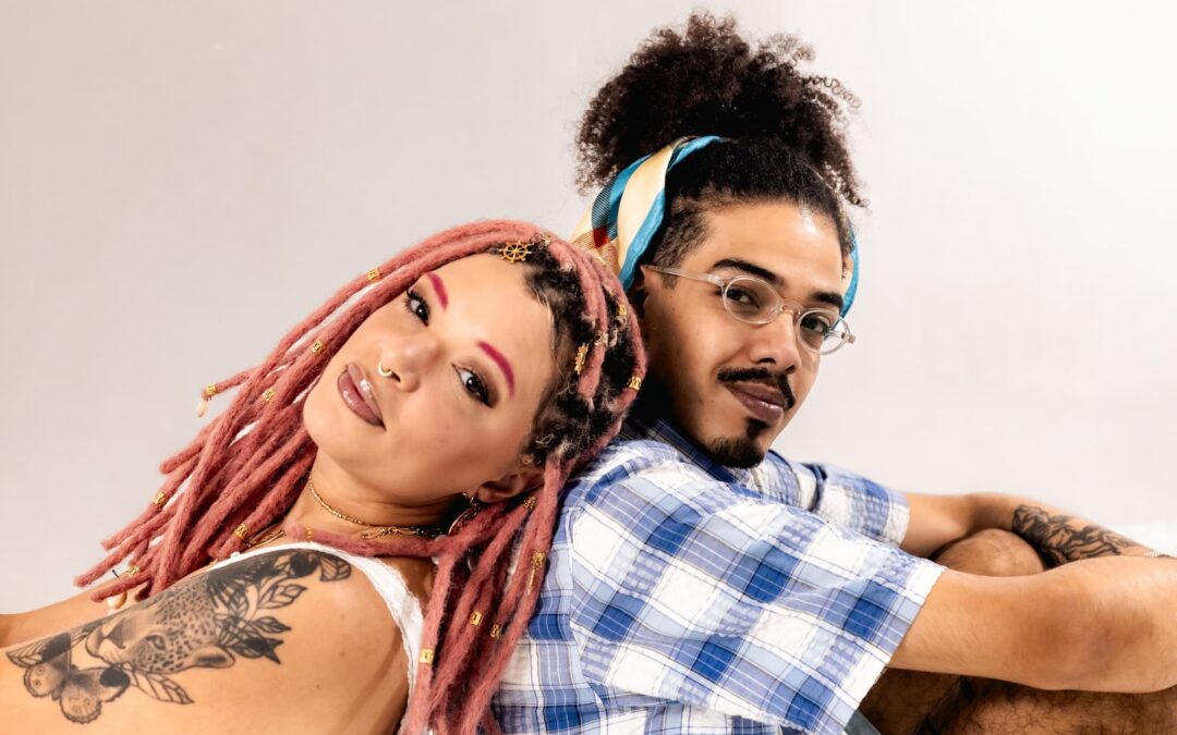 “TODO FIM É UM NOVO COMEÇO, TODA QUEDA LHE PÕE DE PÉ”, DIZ O REFRÃO DE “MANDINGA”, NOVO SINGLE DE ANA CACIMBA COM LÉO DA BODEGA