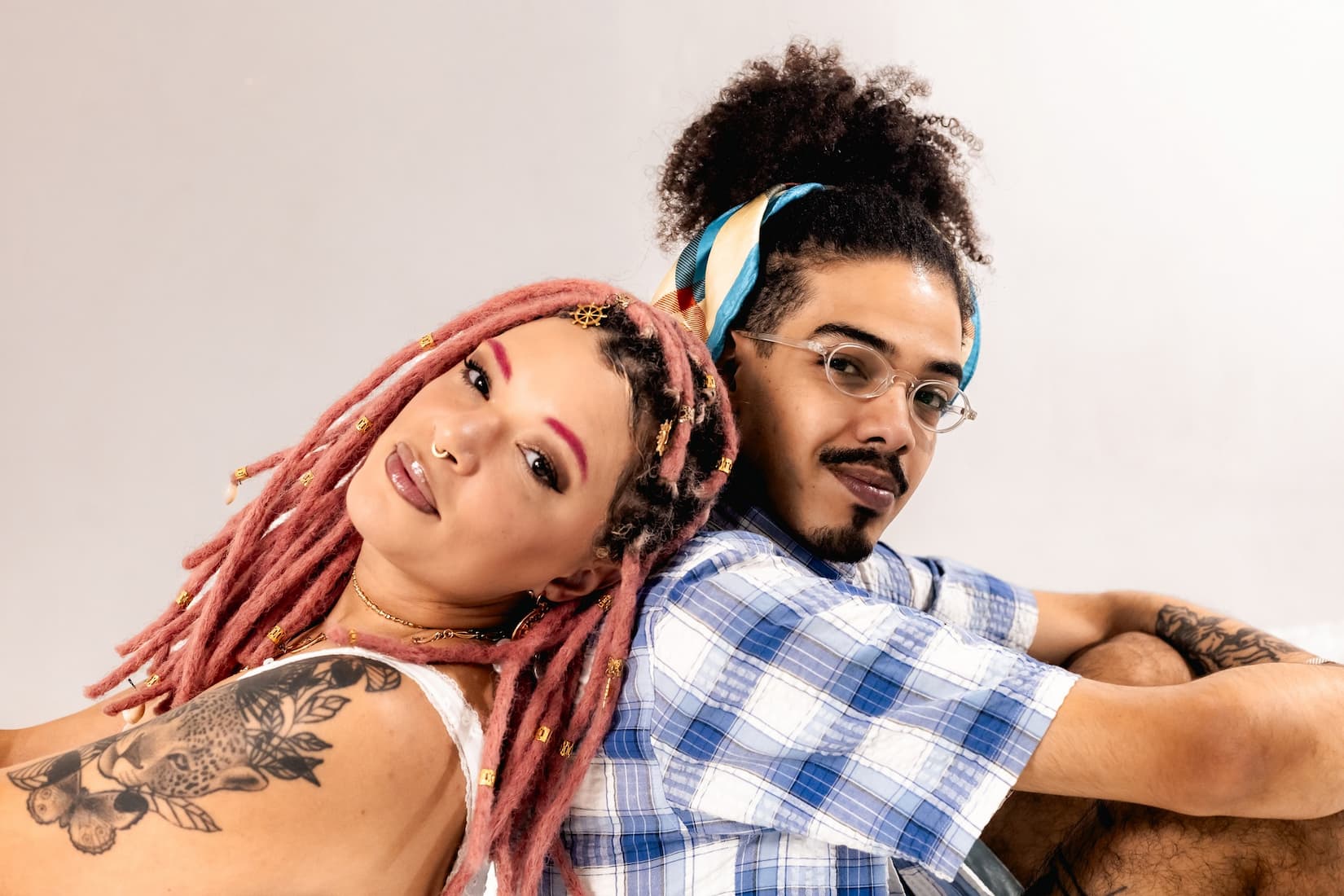 “TODO FIM É UM NOVO COMEÇO, TODA QUEDA LHE PÕE DE PÉ”, DIZ O REFRÃO DE “MANDINGA”, NOVO SINGLE DE ANA CACIMBA COM LÉO DA BODEGA