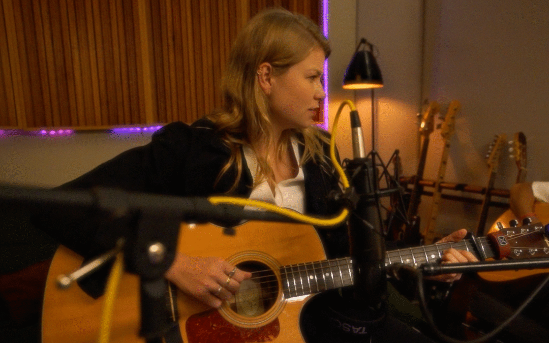 VICKA FALA SOBRE OS MAIS VARIADOS CICLOS DA VIDA E COMO TUDO ESTÁ EM MOVIMENTO NO CLIPE DA CANÇÃO “NO VAI E VEM”