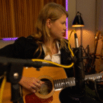 VICKA FALA SOBRE OS MAIS VARIADOS CICLOS DA VIDA E COMO TUDO ESTÁ EM MOVIMENTO NO CLIPE DA CANÇÃO “NO VAI E VEM”