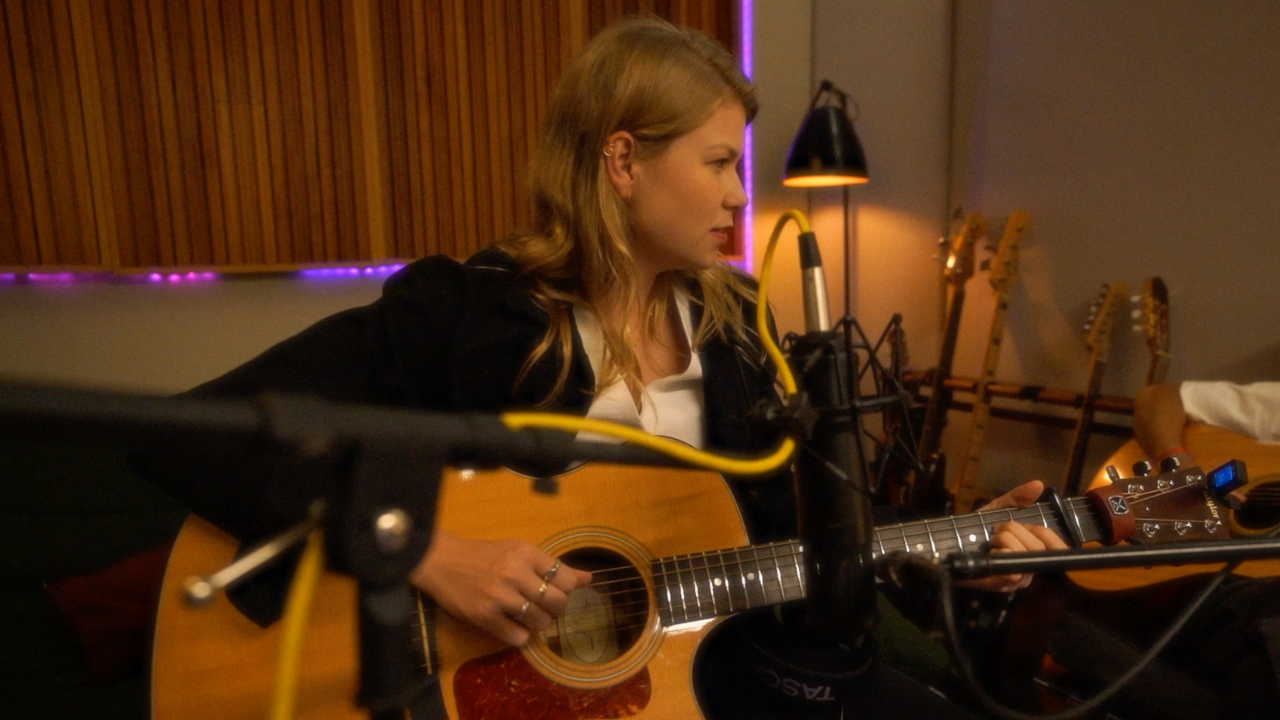 VICKA FALA SOBRE OS MAIS VARIADOS CICLOS DA VIDA E COMO TUDO ESTÁ EM MOVIMENTO NO CLIPE DA CANÇÃO “NO VAI E VEM”