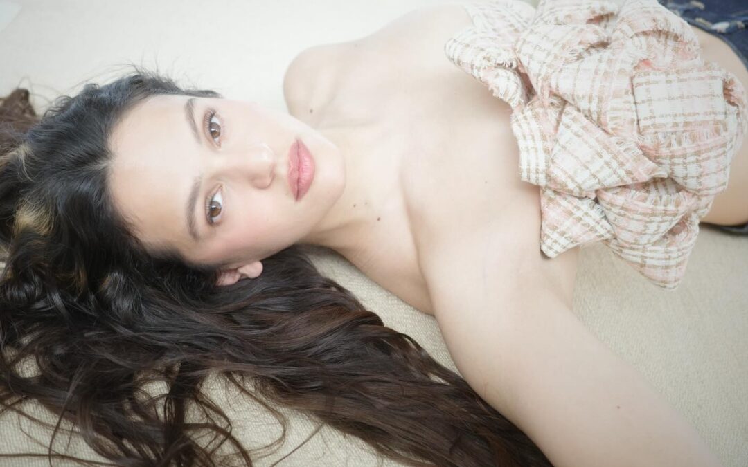 ROSALÍA ABRE MÃO DE BENS MATERIAIS EM FAVOR DE UMA CONEXÃO MAIS PROFUNDA NO CLIPE DE “SAUVIGNON BLANC”