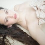 ROSALÍA ABRE MÃO DE BENS MATERIAIS EM FAVOR DE UMA CONEXÃO MAIS PROFUNDA NO CLIPE DE “SAUVIGNON BLANC”