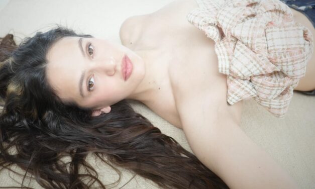 ROSALÍA ABRE MÃO DE BENS MATERIAIS EM FAVOR DE UMA CONEXÃO MAIS PROFUNDA NO CLIPE DE “SAUVIGNON BLANC”