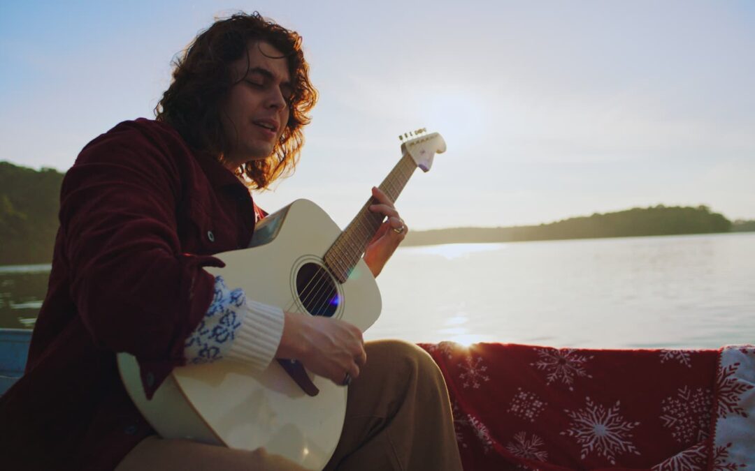 EM TEMPOS DE CONTEÚDOS RASOS, LEAN CONVIDA O OUVINTE À CONTEMPLAÇÃO NO POÉTICO CLIPE DE “SABE, AMOR”