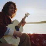 EM TEMPOS DE CONTEÚDOS RASOS, LEAN CONVIDA O OUVINTE À CONTEMPLAÇÃO NO POÉTICO CLIPE DE “SABE, AMOR”