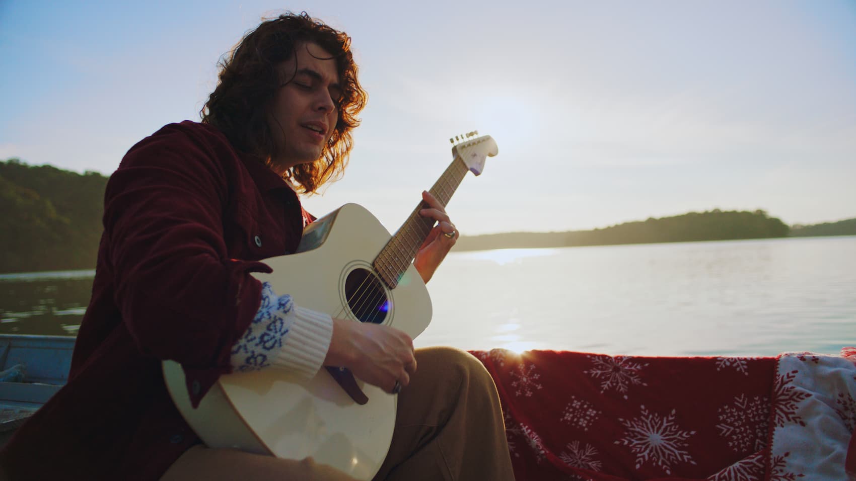 EM TEMPOS DE CONTEÚDOS RASOS, LEAN CONVIDA O OUVINTE À CONTEMPLAÇÃO NO POÉTICO CLIPE DE “SABE, AMOR”