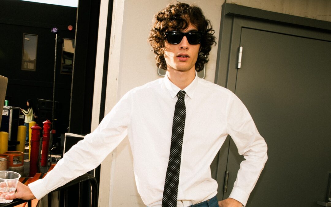 SOMBR TRADUZ VISUALMENTE OS SENTIMENTOS CAÓTICOS E INTENSOS NO CLIPE DO SINGLE “HOMEWRECKER”