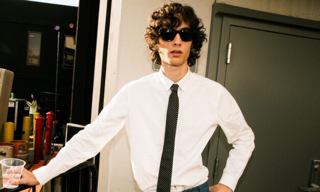 SOMBR TRADUZ VISUALMENTE OS SENTIMENTOS CAÓTICOS E INTENSOS NO CLIPE DO SINGLE “HOMEWRECKER”