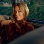 HILARY DUFF MOSTRA SEUS DESEJOS ESCONDIDOS E SUAS INSEGURANÇAS SILENCIOSAS NAS FAIXAS DO ÁLBUM “LUCK…OR SOMETHING”