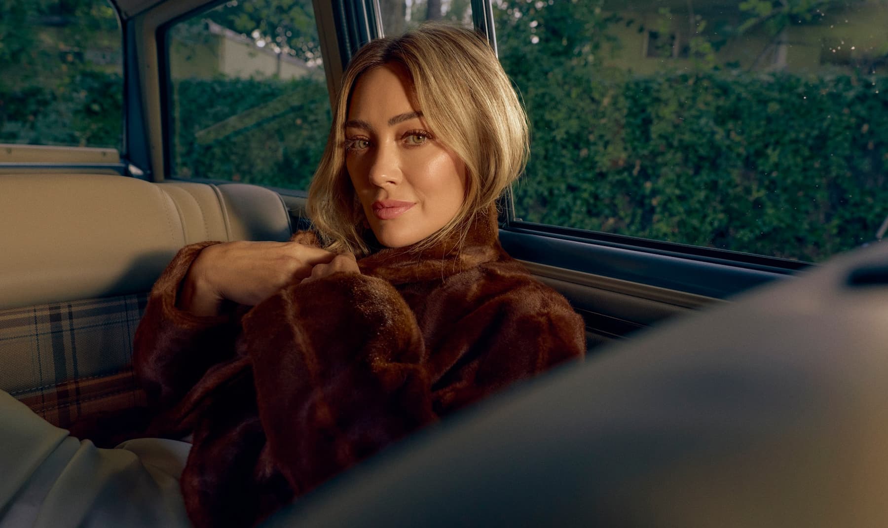 HILARY DUFF MOSTRA SEUS DESEJOS ESCONDIDOS E SUAS INSEGURANÇAS SILENCIOSAS NAS FAIXAS DO ÁLBUM “LUCK…OR SOMETHING”