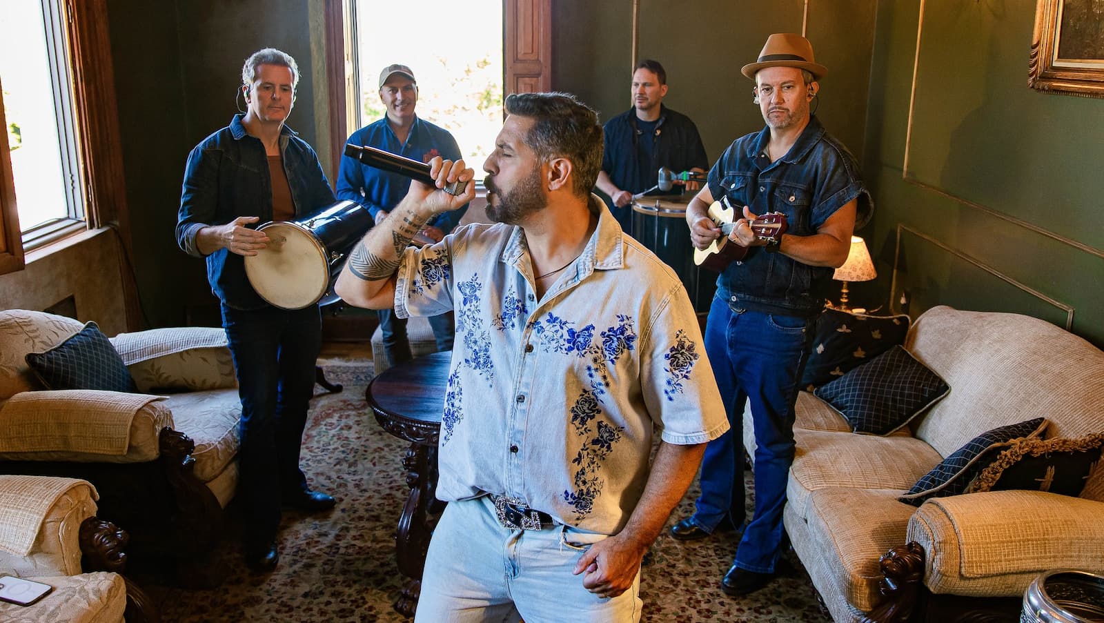 INIMIGOS DA HP LANÇAM A RELEITURA DE “EU SEI DE COR”, SUCESSO DE MARÍLIA MENDONÇA, QUE INTEGRA O PROJETO “TUDO VIRA SAMBA”