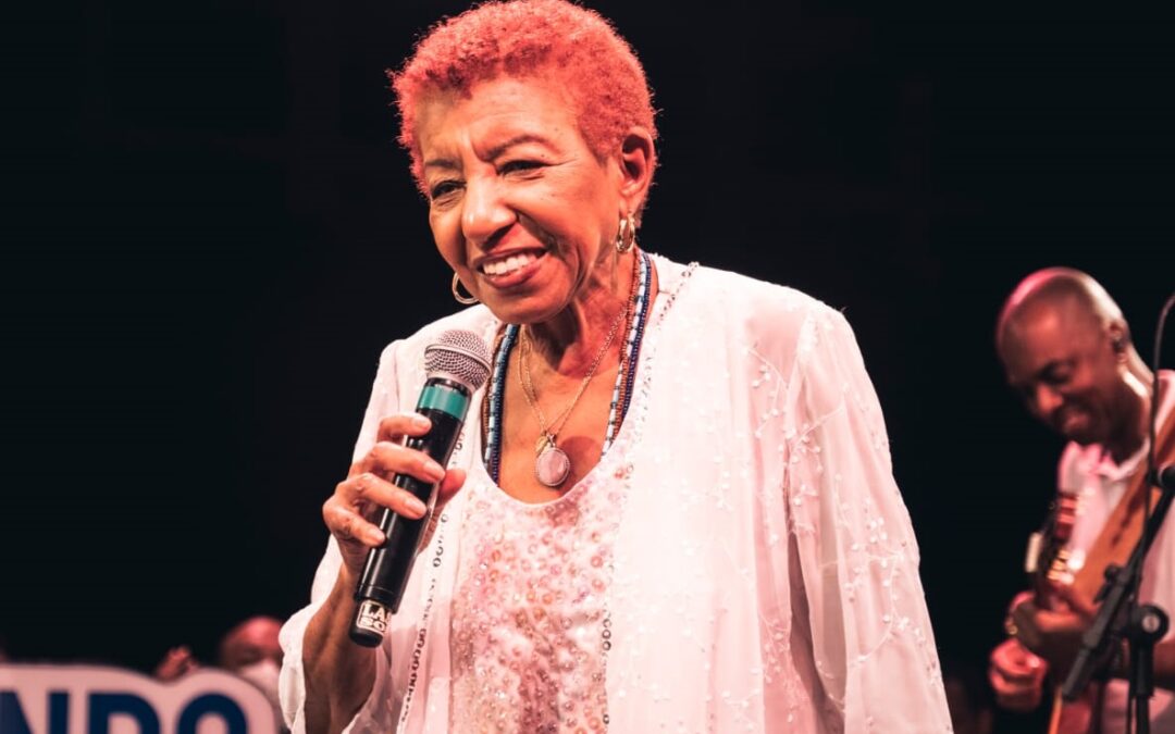 LECI BRANDÃO REVISITA A FORÇA AFETIVA DO SAMBA E PRESTA TRIBUTO A REINALDO (O PRINCÍPE DO PAGODE) NO SINGLE “ME ABRAÇA”