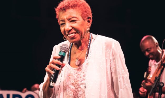 LECI BRANDÃO REVISITA A FORÇA AFETIVA DO SAMBA E PRESTA TRIBUTO A REINALDO (O PRINCÍPE DO PAGODE) NO SINGLE “ME ABRAÇA”