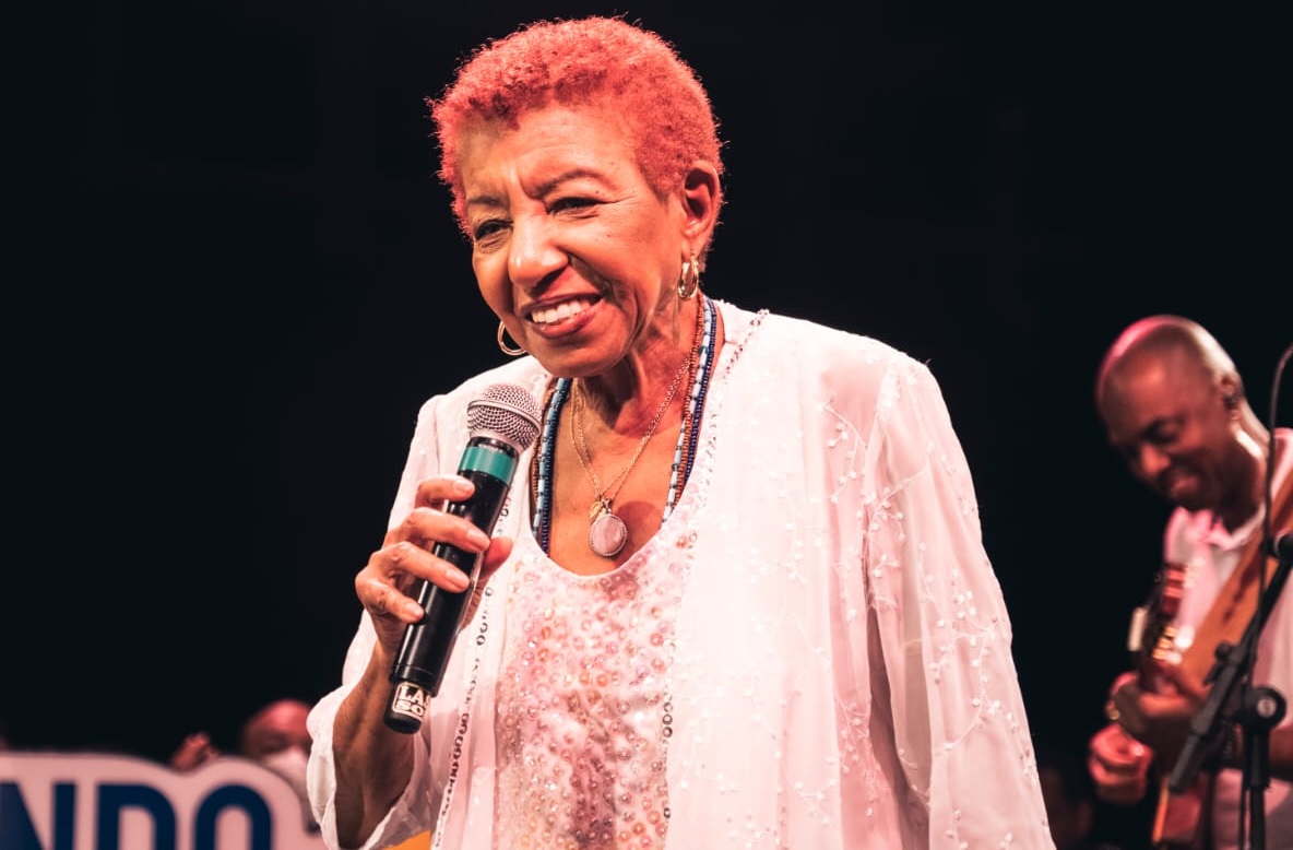 LECI BRANDÃO REVISITA A FORÇA AFETIVA DO SAMBA E PRESTA TRIBUTO A REINALDO (O PRINCÍPE DO PAGODE) NO SINGLE “ME ABRAÇA”