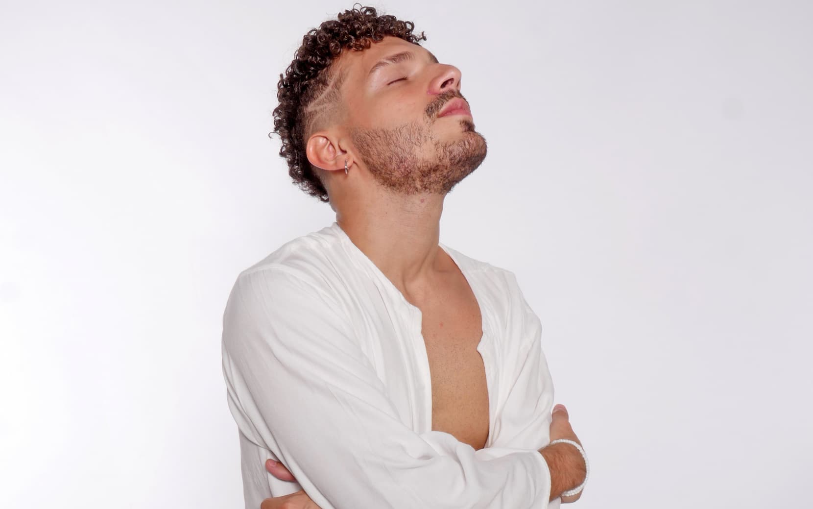 CAIO CORTEZ TRADUZ SENTIMENTOS UNIVERSAIS EM MPB E POP NO CLIPE DO SINGLE “HISTÓRIAS QUE TERMINAM BEM”