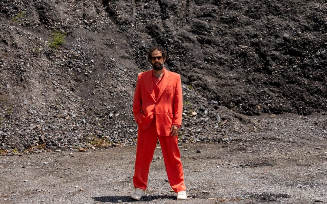 FELIPE ANTUNES PROPÕE UMA NARRATIVA SENSÍVEL SOBRE O CICLO DOS RELACIONAMENTOS NO CLIPE DE “PODE APOSTAR”