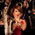 RAYE LANÇA “THIS MUSIC MAY CONTAIN HOPE”, ÁLBUM QUE EQUILIBRA MOMENTOS DENSOS COM OTIMISMO