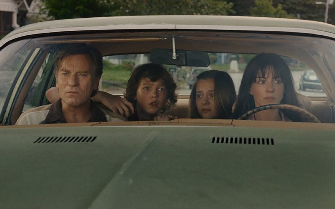 ANNE HATHAWAY E EWAN MCGREGOR PROTAGONIZAM O LONGA DE FICÇÃO CIENTÍFICA “NO FIM DA RUA”