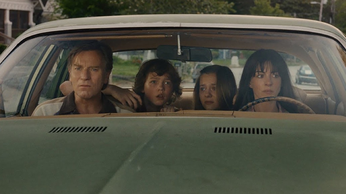 ANNE HATHAWAY E EWAN MCGREGOR PROTAGONIZAM O LONGA DE FICÇÃO CIENTÍFICA “NO FIM DA RUA”