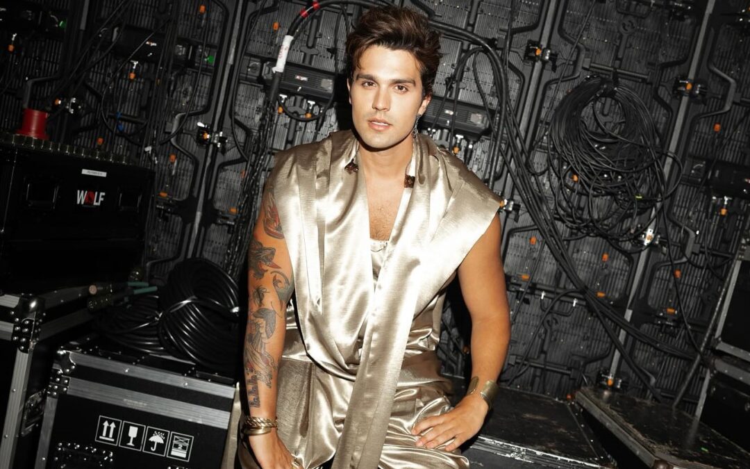 LUAN SANTANA FOGE DA ESTÉTICA SERTANEJA E APOSTA EM STYLING MODERNO EM SEU VESTUÁRIO