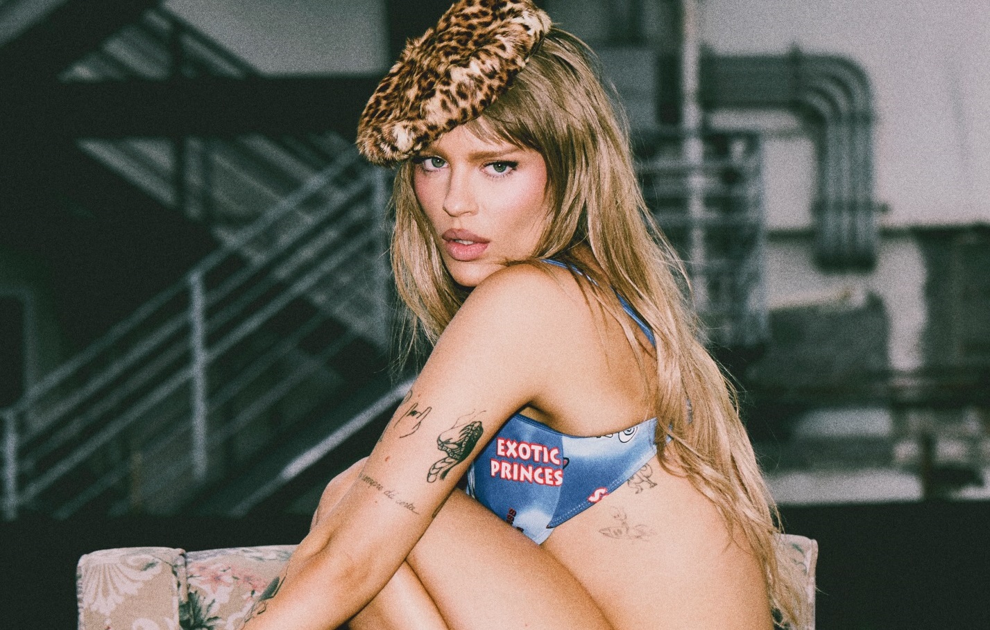 “BRUTAL PARAÍSO” ARTICULA REFERÊNCIAS DA BOSSA NOVA, FUNK E POP PARA NARRAR UM PERCURSO QUE VAI DA DESILUSÃO À AUTOACEITAÇÃO