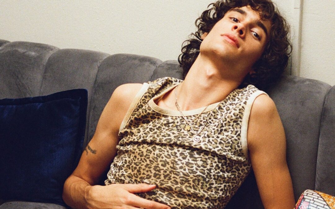 APÓS O FIM DE UM RELACIONAMENTO, SOMBR EXPLORA OS SENTIMENTOS RESIDUAIS NO CLIPE DE “POTENTIAL”