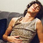 APÓS O FIM DE UM RELACIONAMENTO, SOMBR EXPLORA OS SENTIMENTOS RESIDUAIS NO CLIPE DE “POTENTIAL”