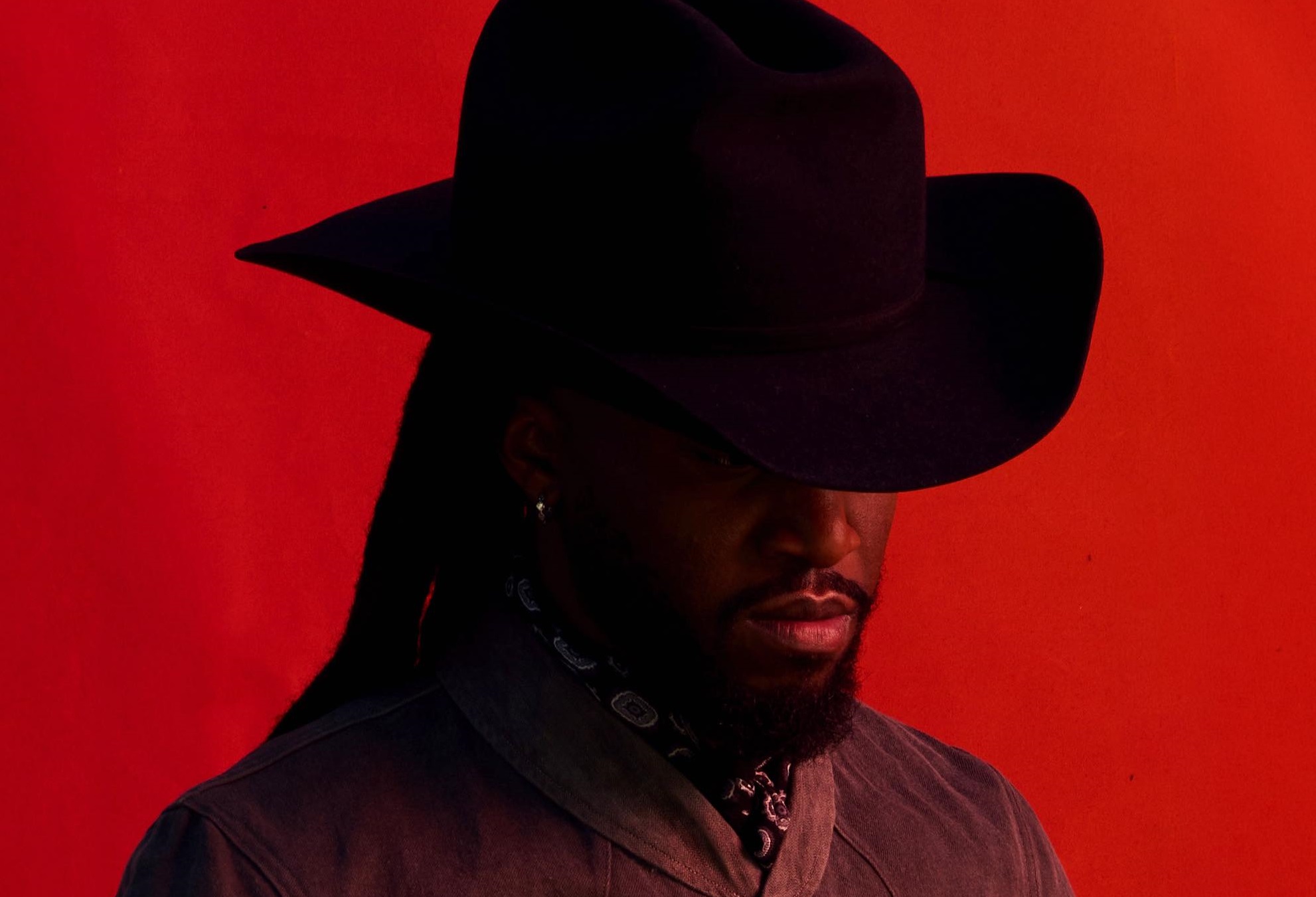 SHABOOZEY TRADUZ O ESPIRÍTO FATALISTA QUE GUIA A NARRATIVA DE SEU NOVO ÁLBUM COM A FAIXA “BORN TO DIE”