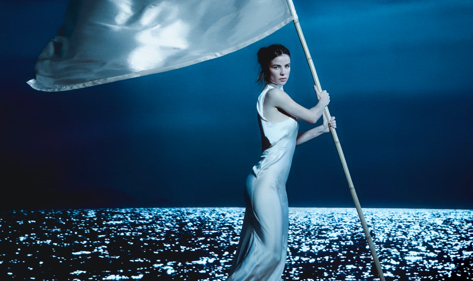 GIULIA BE APRESENTA EP HOMÔNIMO EM ESPANHOL E EXPLORA O FIM DE UMA AMIZADE NO CLIPE DE “BANDERA BLANCA”