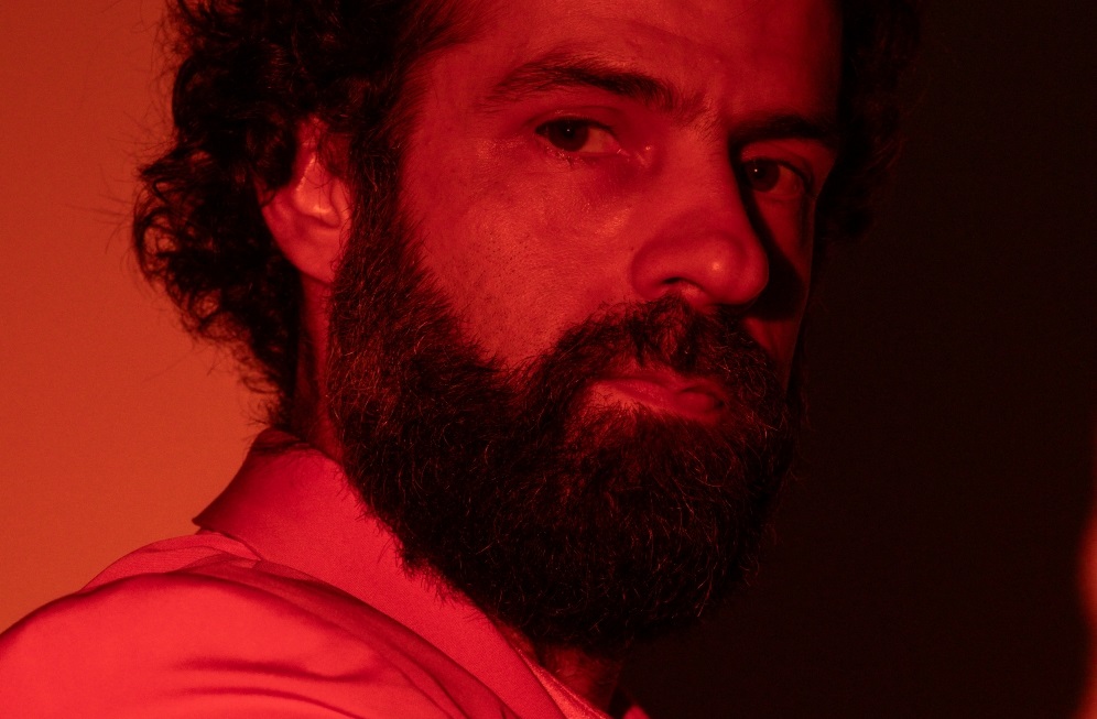 FELIPE ANTUNES TRANSFORMA ENCONTROS COTIDIANOS EM PARTE DE UM FLUXO MAIOR NA FAIXA “DANÇA DO UNIVERSO”