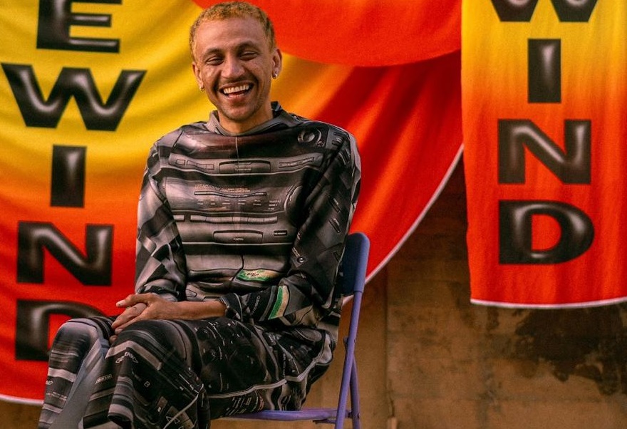 NOVISSIMO EDGAR BUSCA MAIS SENSAÇÕES QUE MENSAGENS DIRETAS EM UM MERGULHO NA CULTURA SOUND SYSTEM NO ÁLBUM “REWIND”