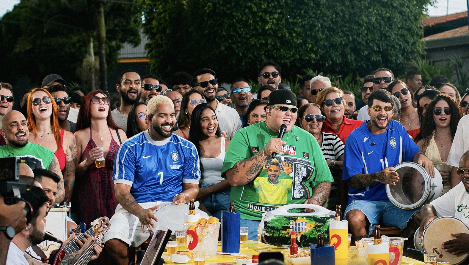 EM CLIMA DE COPA DO MUNDO E MUITA BRASILIDADE, MENOS É MAIS DIVULGA O SINGLE “CHAMPANHE”