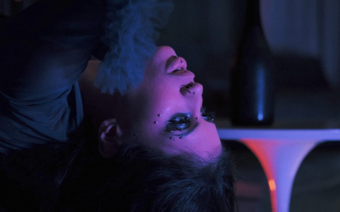 MARCADO PELA ESTÉTICA DARK POP, LOURANDES ABRE UM NOVO CAPÍTULO EM SUA TRAJETÓRIA COM O CLIPE DE “LÁGRIMAS DE CHAMPANHE”