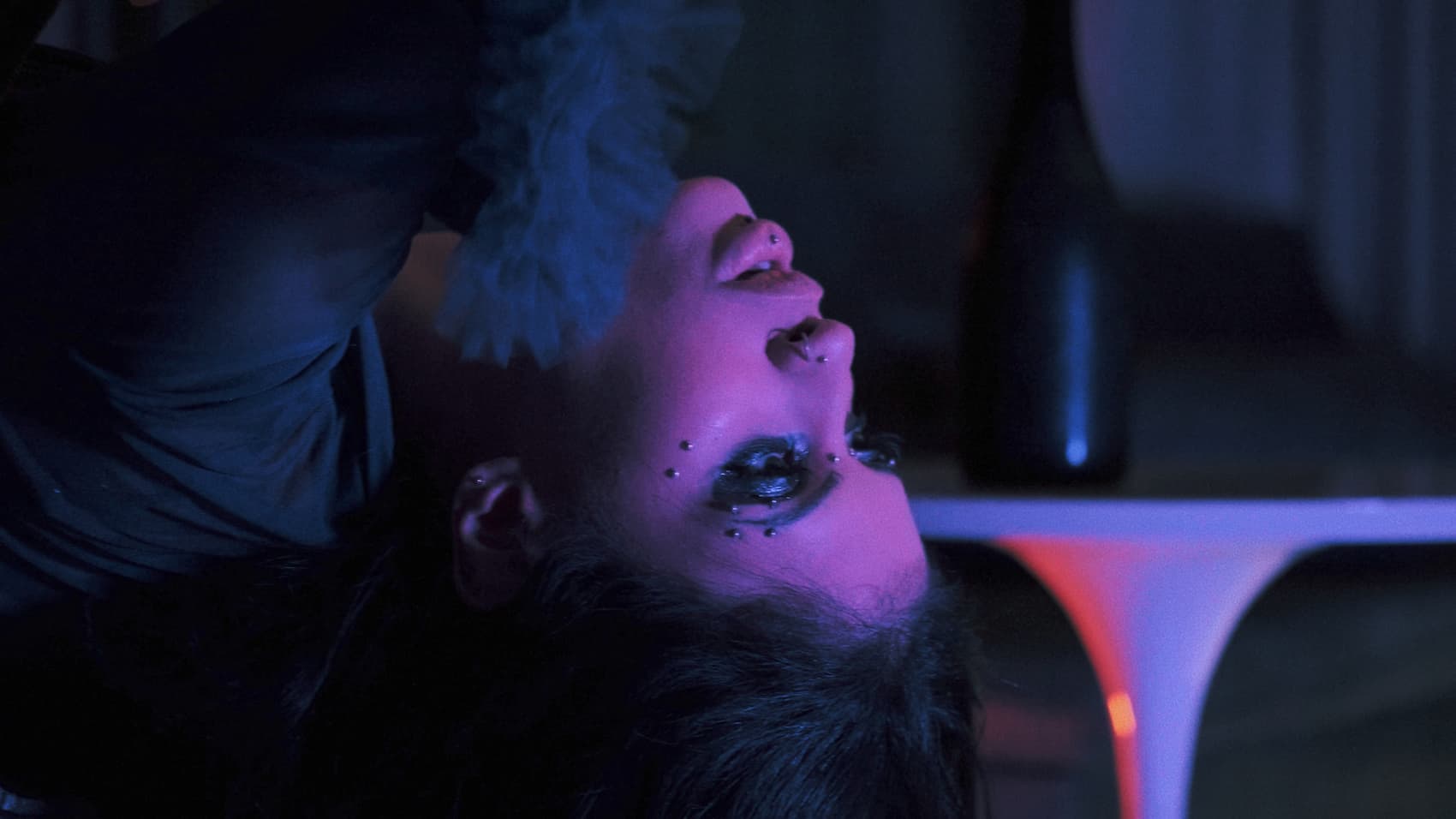 MARCADO PELA ESTÉTICA DARK POP, LOURANDES ABRE UM NOVO CAPÍTULO EM SUA TRAJETÓRIA COM O CLIPE DE “LÁGRIMAS DE CHAMPANHE”