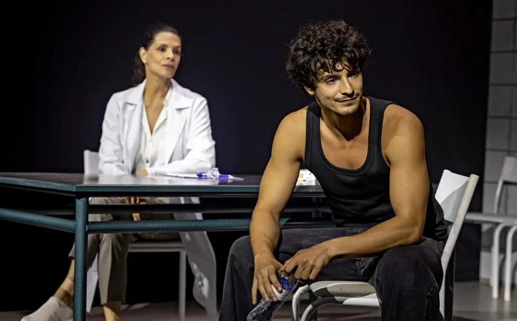 HELENA RANALDI PROTAGONIZA “#MALDITOS16”, ESPETÁCULO QUE TRAZ DISCUSSÃO URGENTE SOBRE SAÚDE MENTAL NA ADOLESCÊNCIA