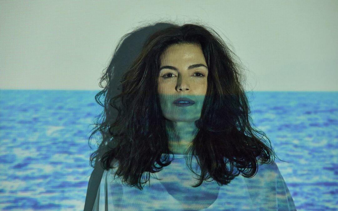 EMANUELLE ARAÚJO MERGULHA EM PROFUNDA CONEXÃO COM SUAS ORIGENS E REAFIRMAÇÃO DE SUA IDENTIDADE ARTÍSTICA NO ÁLBUM “CORRA PARA O MAR”