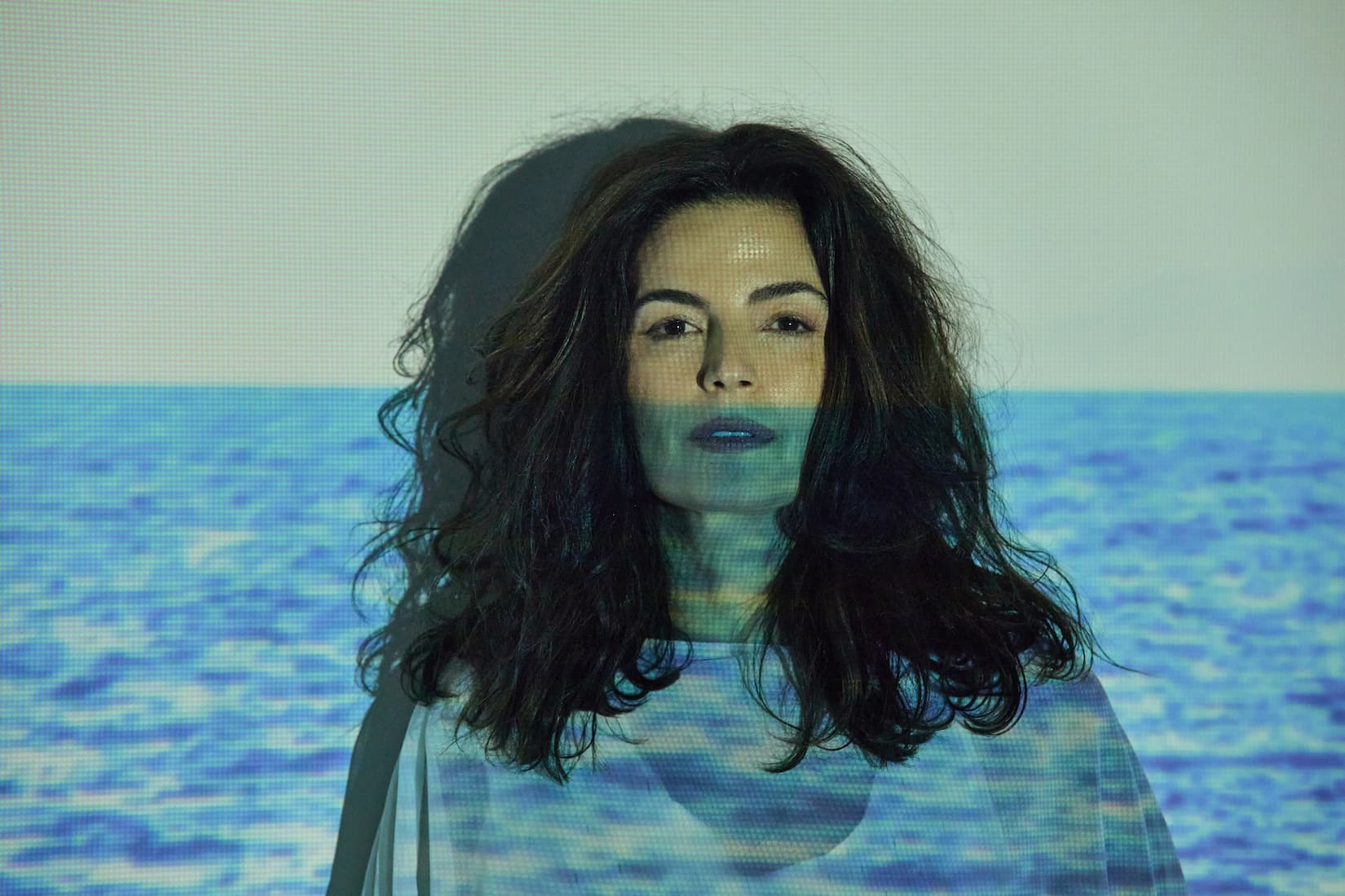 EMANUELLE ARAÚJO MERGULHA EM PROFUNDA CONEXÃO COM SUAS ORIGENS E REAFIRMAÇÃO DE SUA IDENTIDADE ARTÍSTICA NO ÁLBUM “CORRA PARA O MAR”